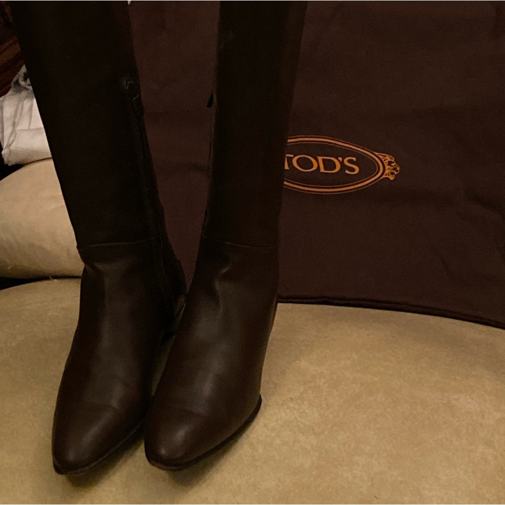 Beautiful Brown letter boots. Tod’s brand.Made in Italy, size 36. Worn once.